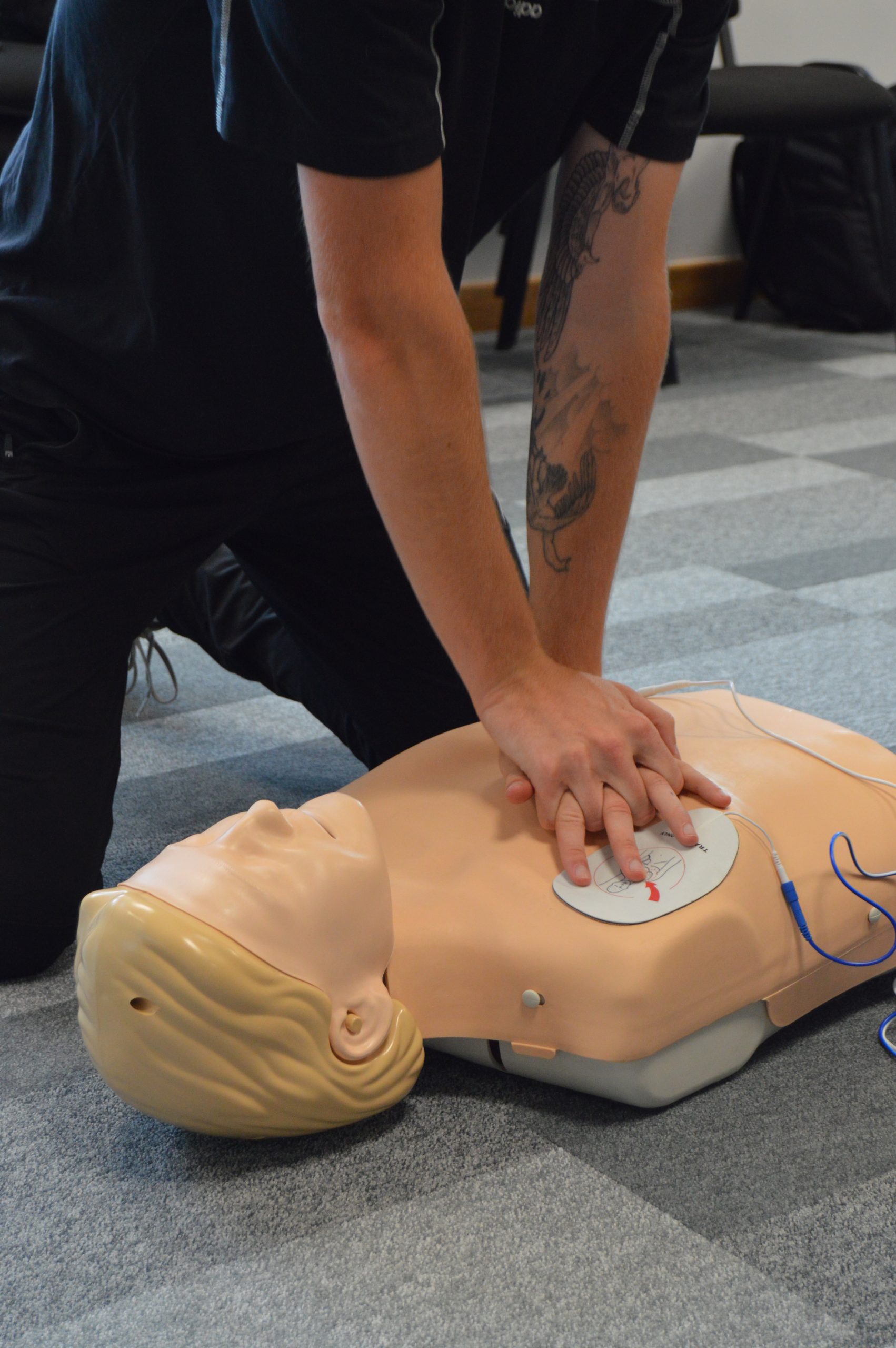 chest compressions with AED. EFAW Emergency first aid training. CPR Training